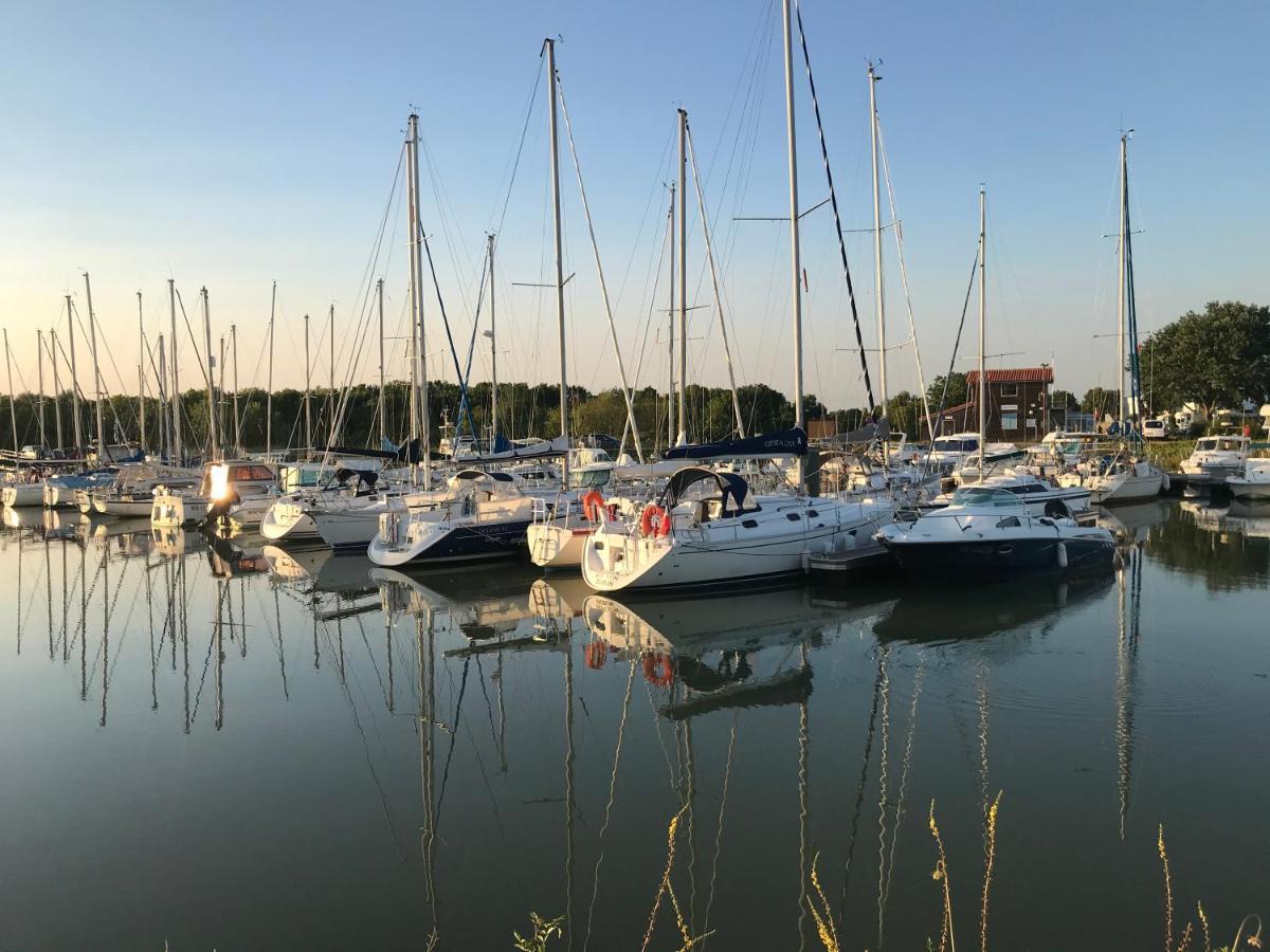 Mobil Home Avec Spacieuse Terrasse A Meschers Proche De Royan Luaran gambar